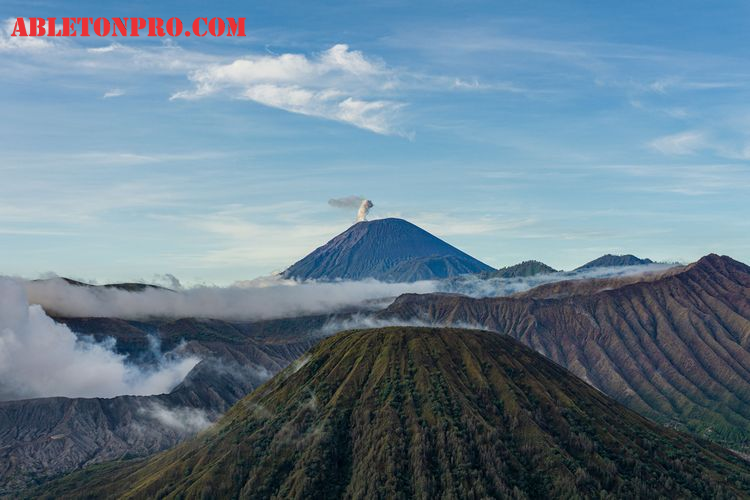 Gunung Tertinggi di Pulau Jawa Puncak Semeru