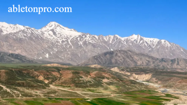 Mendaki Pegunungan Zagros Iran